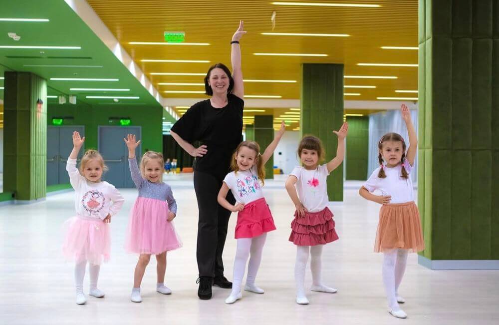 Діти навчаються танцям